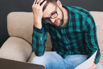 Dívida cara e salário parado: o que o CLT pode fazer