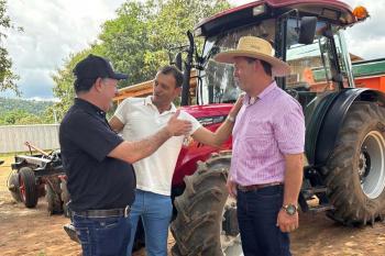 Produtores de Campo Novo recebem trator e implementos agrícolas adquiridos por emenda do deputado Pedro Fernandes