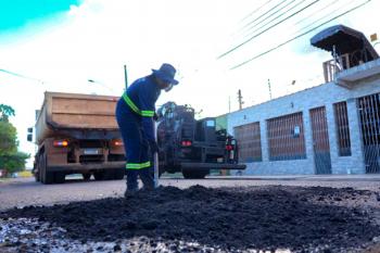 Bairros Nova Floresta e Socialista recebem serviço de tapa buraco