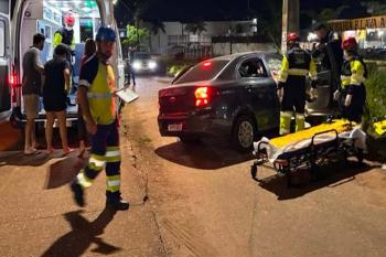 Três pessoas ficam feridas após carro colidir em poste na Rua da Beira