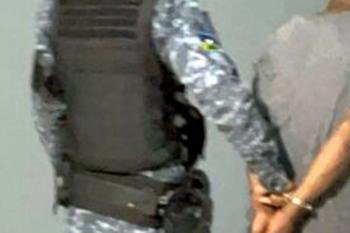 Motoboy sofre queda durante perseguição e acaba preso com droga