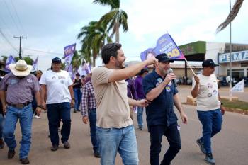 Em Alto Paraíso, Maurício Carvalho destaca resultados do mandato e recebe apoio durante caminhada