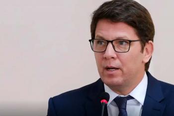 Dino cita risco de evasão e proíbe deputado Mario Frias de deixar país