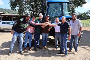 Ezequiel Neiva garante trator agrícola para a Asproval e fortalece agricultura familiar em Campo Novo de Rondônia