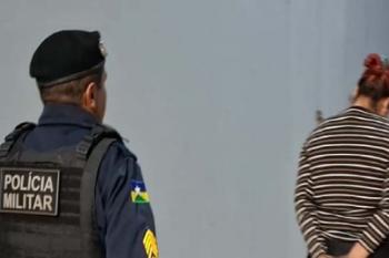 Mulher é presa com tablete de maconha enterrado em galinheiro