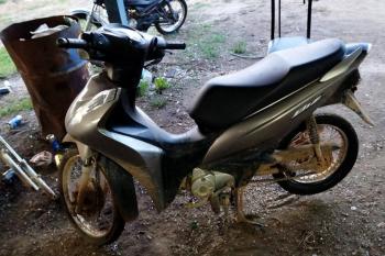 Motoneta com sinais de violação é encontrada abandonada em oficina