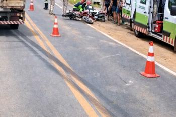 Motociclista fica ferido após colisão caminhão na BR-364 saída de Ji-Paraná