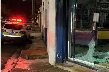 Bandidos furtam cofre vazio após invadir em papelaria na zona sul