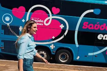 Prefeitura entrega dois novos ônibus para integrar a frota própria do município e transporte de pacientes