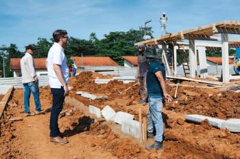 Obras da quadra poliesportiva e nova praça do bairro Jardim Primavera avançam