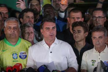 Flávio Bolsonaro cruza fronteira argentina e segue para o Equador