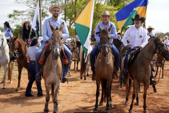 Cavalgada da ExpoAgro Rodeio movimenta Cerejeiras com a presença de Ezequiel e Wiveslando Neiva