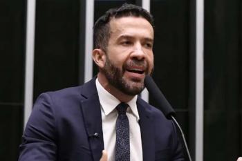 André Janones recebe alta e deixa hospital em São Paulo