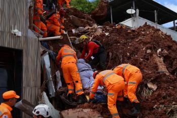 Chuva mata 55 pessoas e mobiliza oito frentes de resgate em Minas