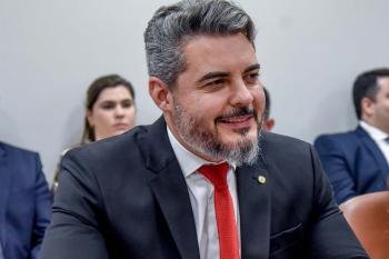 Thiago Flores articula avanço de proposta que amplia limite do MEI na Câmara