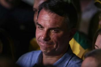 Fuga e carta golpista ampliam isolamento de Flávio Bolsonaro