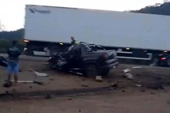 Colisão entre picape e carreta deixa quatro mortos na BR-364