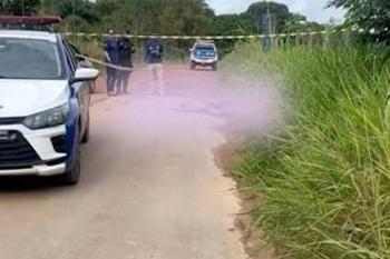 Homem é encontrado morto com pés e mãos amarrados às margens de estrada