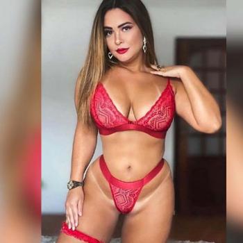 No Instagram, Geisy Arruda sensualiza de biquíni vermelho
