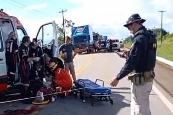  Acidente entre moto e carreta deixa um morto e outro ferido na BR-319