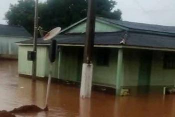 Após 3 horas de chuvas cidade de Pimenteiras do Oeste sofre alagamentos e enchentes em vários pontos