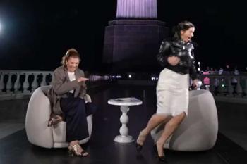 Rosalía leva susto com barata voadora durante gravação do Fantástico