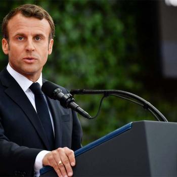 Em Paris, Macron afirma que Putin “não pode e não deve ganhar esta guerra”