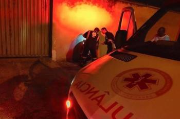 Irmãos são atacados a pauladas após criminoso arrombar porta