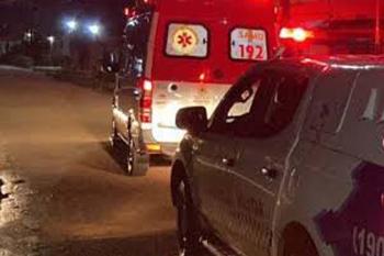 Homem é alvejado a tiros por dupla em moto na frente de casa