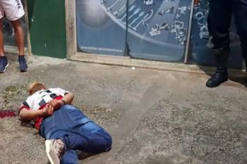 Suspeito de roubo é espancado após tentar assaltar mulher em parada de ônibus