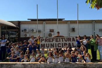 Alunos da escola Júlia Bobek vivenciam aula de cidadania em visita à Prefeitura