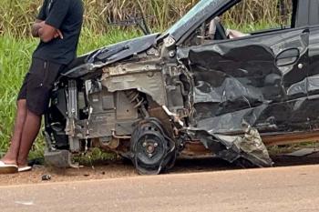 Carro capota após colisão com carreta na Estrada da Penal
