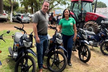 Deputado Dr. Luís do Hospital entrega trator e 15 motocicletas em Itapuã do Oeste