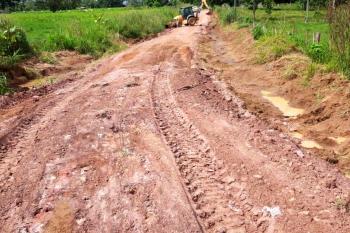 Prefeitura constrói bueiro e realiza manutenção no Km 90 da Linha 627, em Jaru Uaru