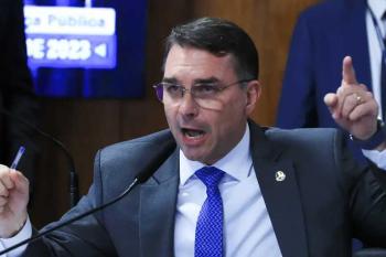 Flávio Bolsonaro anuncia pré-candidatura à Presidência em 2026 com apoio do pai: “Nosso projeto de nação”
