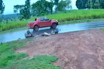 Idoso fica ferido após ter moto atingida por caminhonete na BR-429