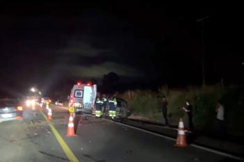Motorista morre em colisão frontal entre carro e carreta na BR-364 