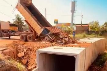 Prefeitura de Espigão do Oeste realiza obras de aterro e drenagem em várias vias