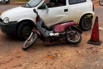 Mulher é socorrida após colisão entre carro e moto em Pimenta Bueno