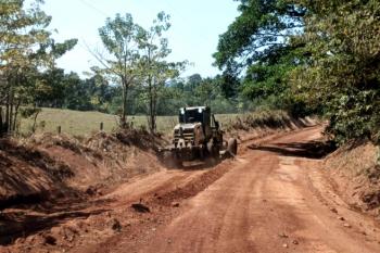 Prefeitura finaliza patrolamento da Linha 619 e inicia serviço de manutenção de estradas na Linha 617