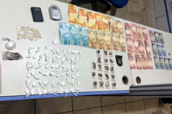  PM prende jovem e apreende adolescente por tráfico de drogas 