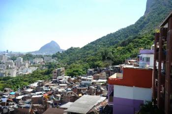 Operação na zona sul do Rio tem 6 presos e homem baleado em ônibus