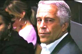 Família rebate críticas por foto de Stephen Hawking em ilha de Epstein