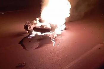 Moto pega fogo após colisão frontal com carro na RO-010 em Rolim de Moura