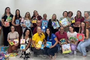 Rede Municipal de Educação recebe novo acervo com entrega de mais de 5 mil livros