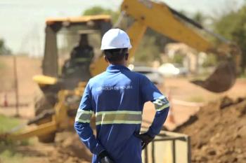 Novas ruas de Rolim de Moura recebem obras de implantação da rede de esgoto