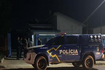 Homem é baleado após ser chamado ao portão por criminoso 