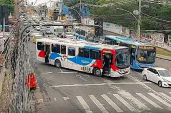 Criminosos usam ônibus em barricadas contra operação policial no Rio