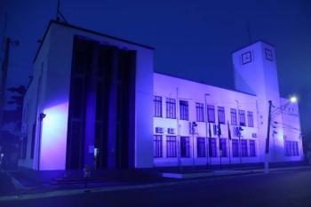 Prédio do Relógio, sede da Prefeitura, recebe iluminação amarela e azul pelo Dia da Síndrome de Down
