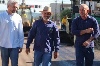 Ezequiel Neiva garante recurso para modernizar escolas municipais de Cerejeiras com lousas digitais e chromebooks